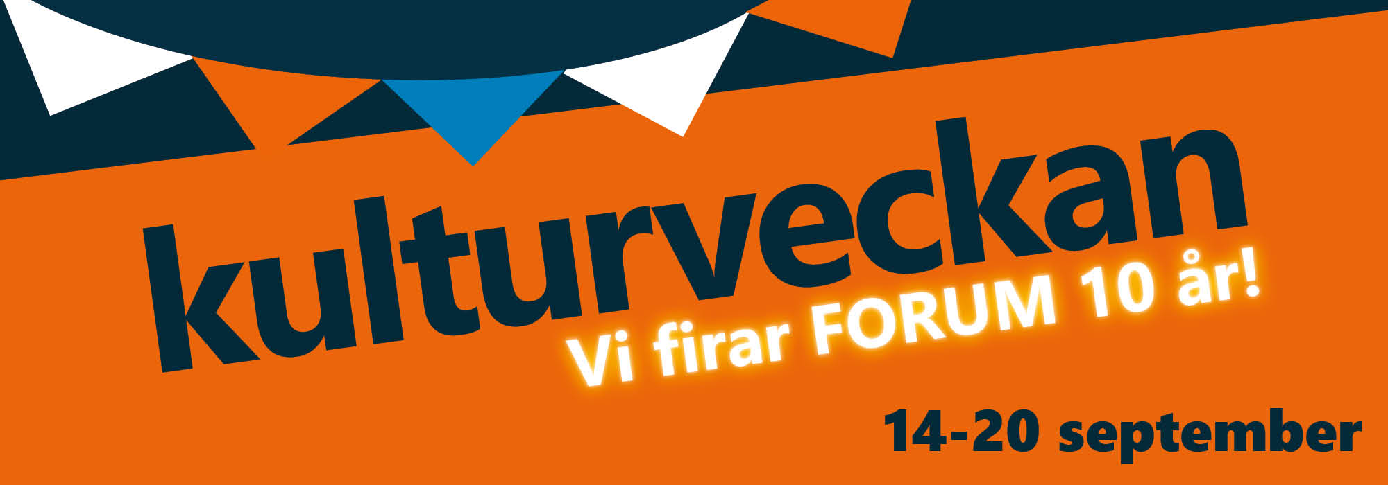 Illustrerade flaggor i vitt, orange och blått mot orange och mörkblå bakgrund. Text kulturveckan, vi firar FORUM 10 år. 14-20 september