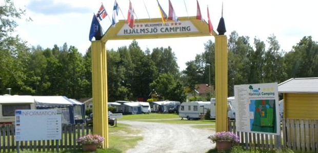 Bilden visar entrén till Hjelmsjö camping.